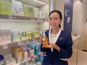 Nhân viên cửa hàng mỹ phẩm