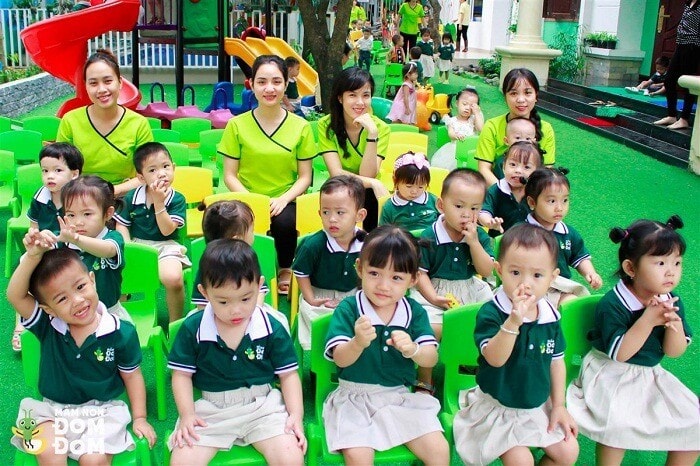 Màu sắc trang phục tươi sáng